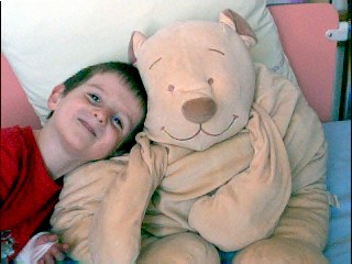 Florian et son nounours à l'hôpital